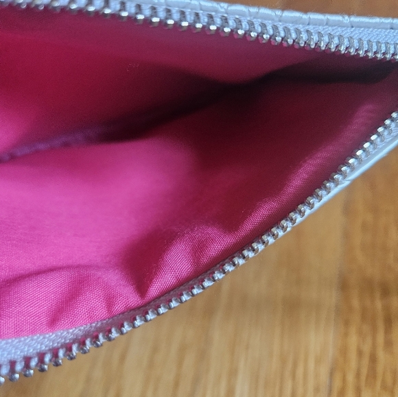 Rodan and fields silver/grey reptile design wristlet/makeup bag. Pink/hot pink - Picture 12 of 15